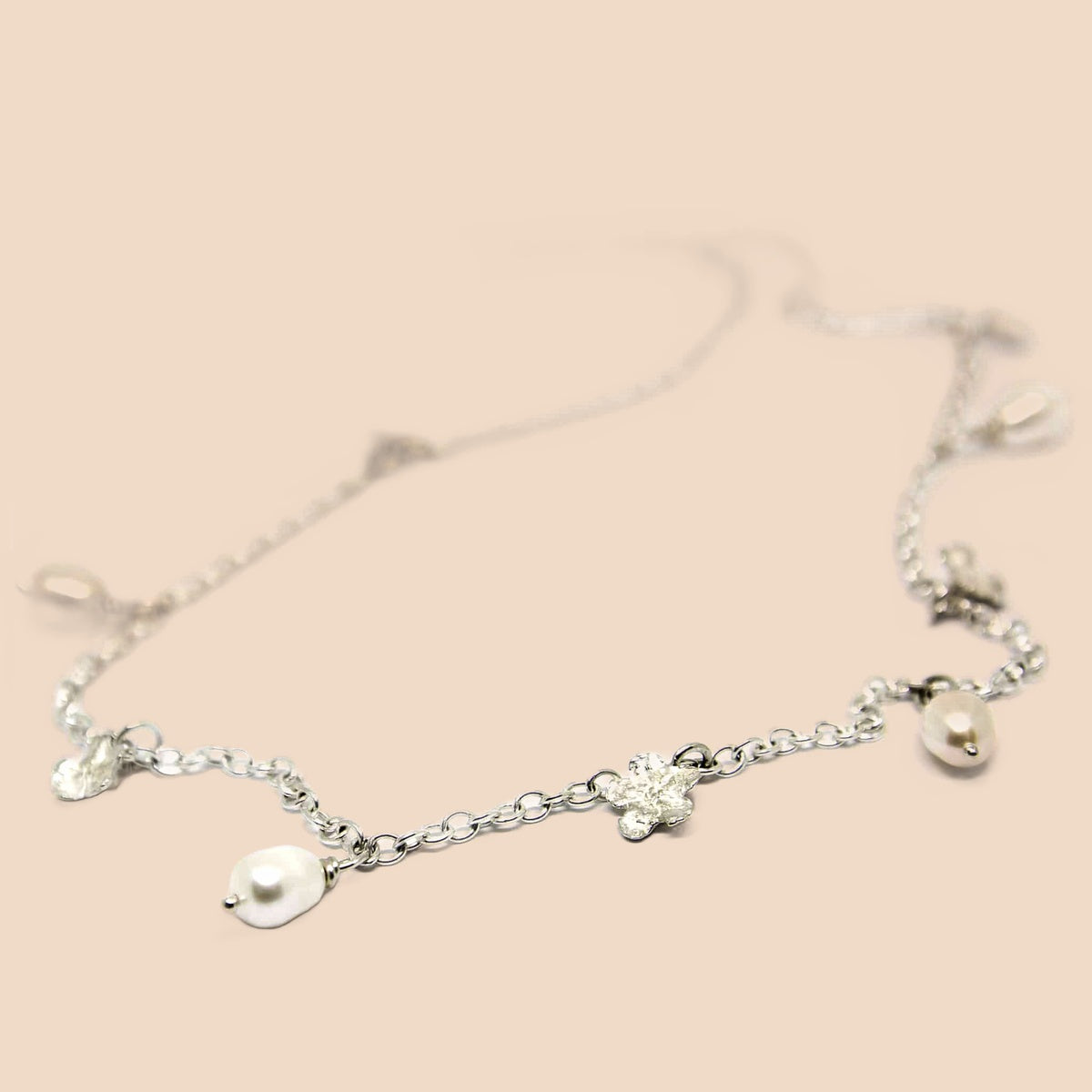 Collier fleurs en argent 925 et perles MYOSOTIS – Maison Kori, vue 2